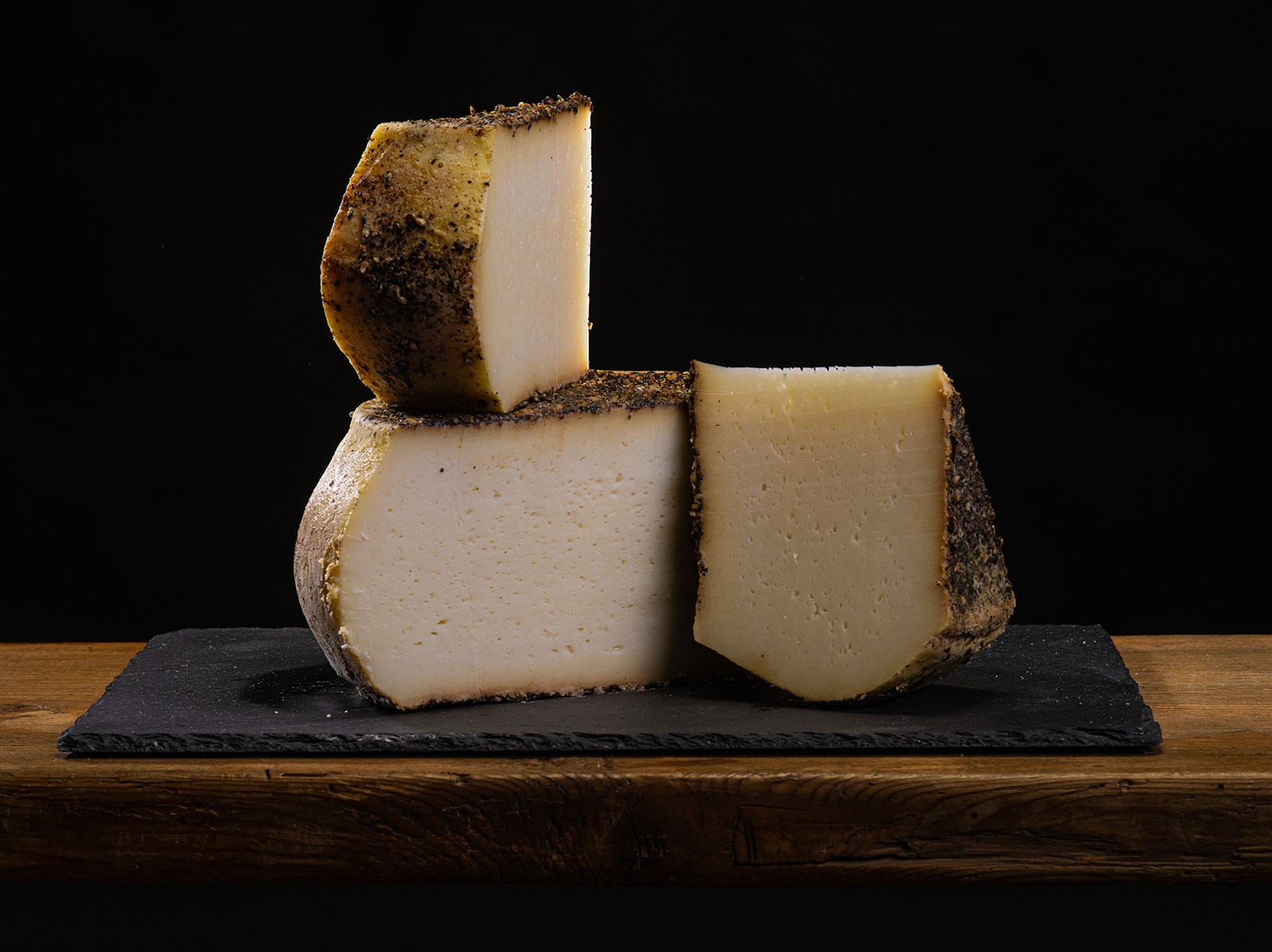FORMAGGIO DI CAPRA AFFINATO IN PEPE E OLIO EVO BIO, 250gr ca