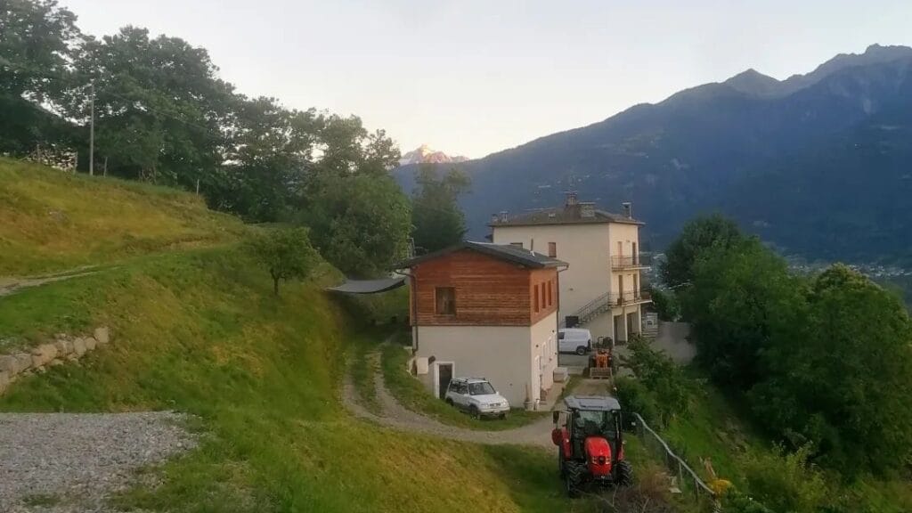 La Fattoria al Dos si trova sul lato orobico della Valtellina e produce formaggi caprini biologici
