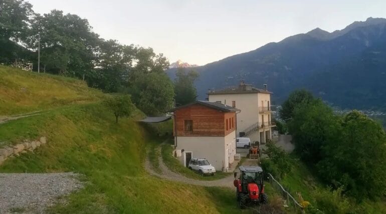 La Fattoria al Dos si trova sul lato orobico della Valtellina e produce formaggi caprini biologici
