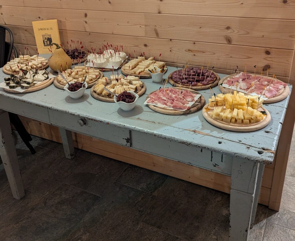 Buffet di prodotti caprini e vaccini disponibili durante le nostre feste private e cene esperienziali